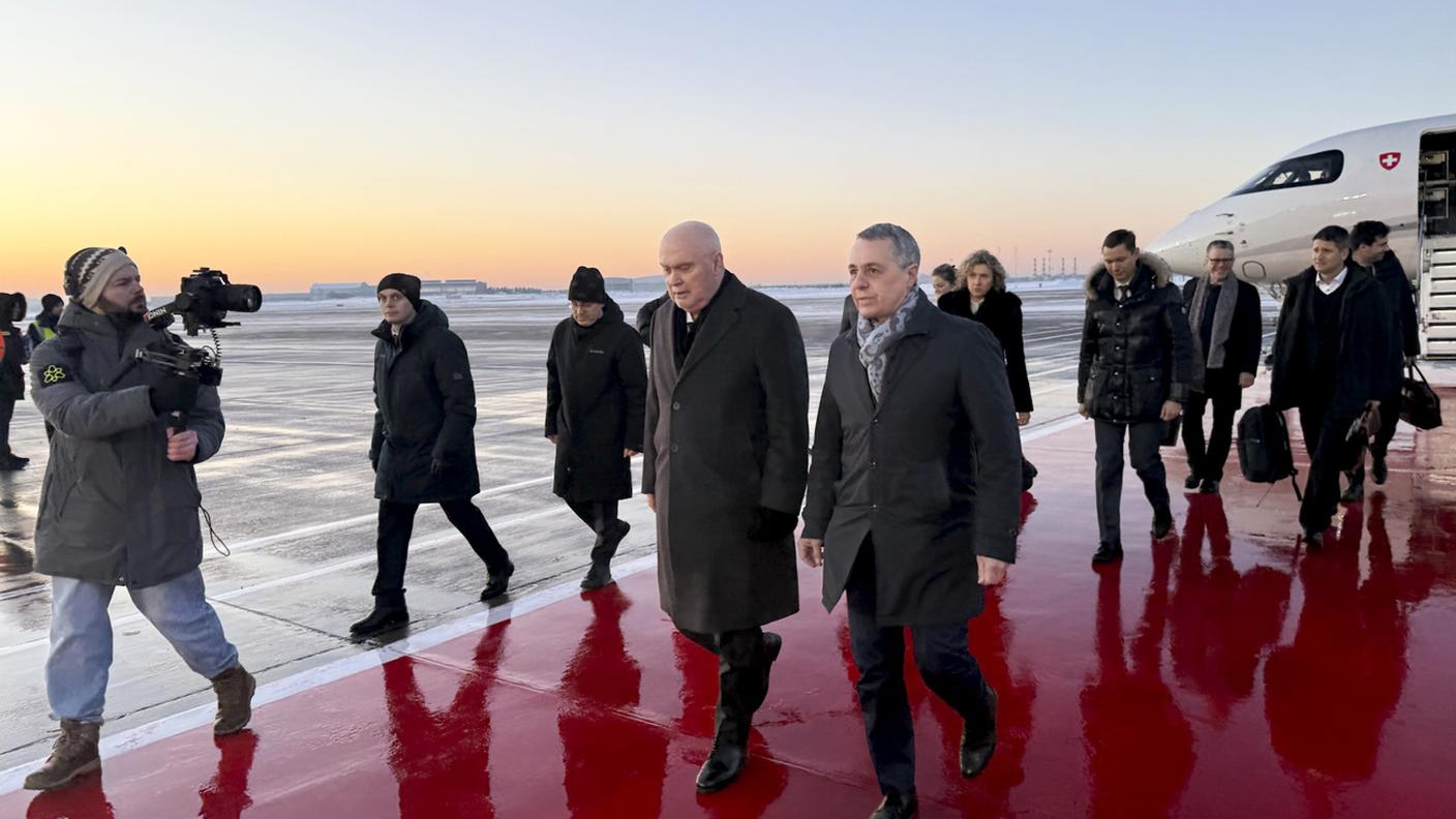 Il consigliere federale Ignazio Cassis e il Segretario generale dell'OSCE Feridun H. Sinirlioglu, all'aeroporto di Mosca, 5 febbraio 2026