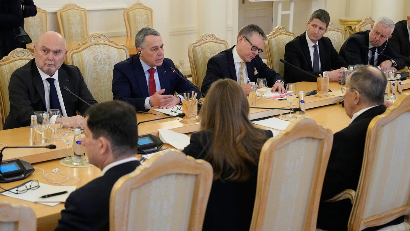 Ignazio Cassis accanto al segretario generale Feridun Sinirlioglu (alla sua destra). Di fronte a lui il ministro degli esteri russo Sergei Lavrov