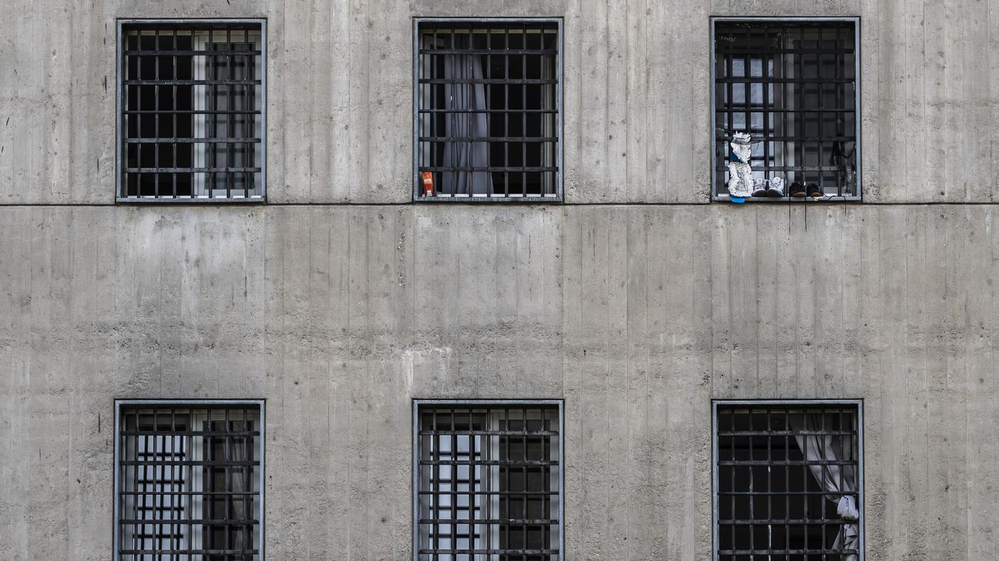 Finestre con inferriate riprese nel complesso del carcere della Stampa