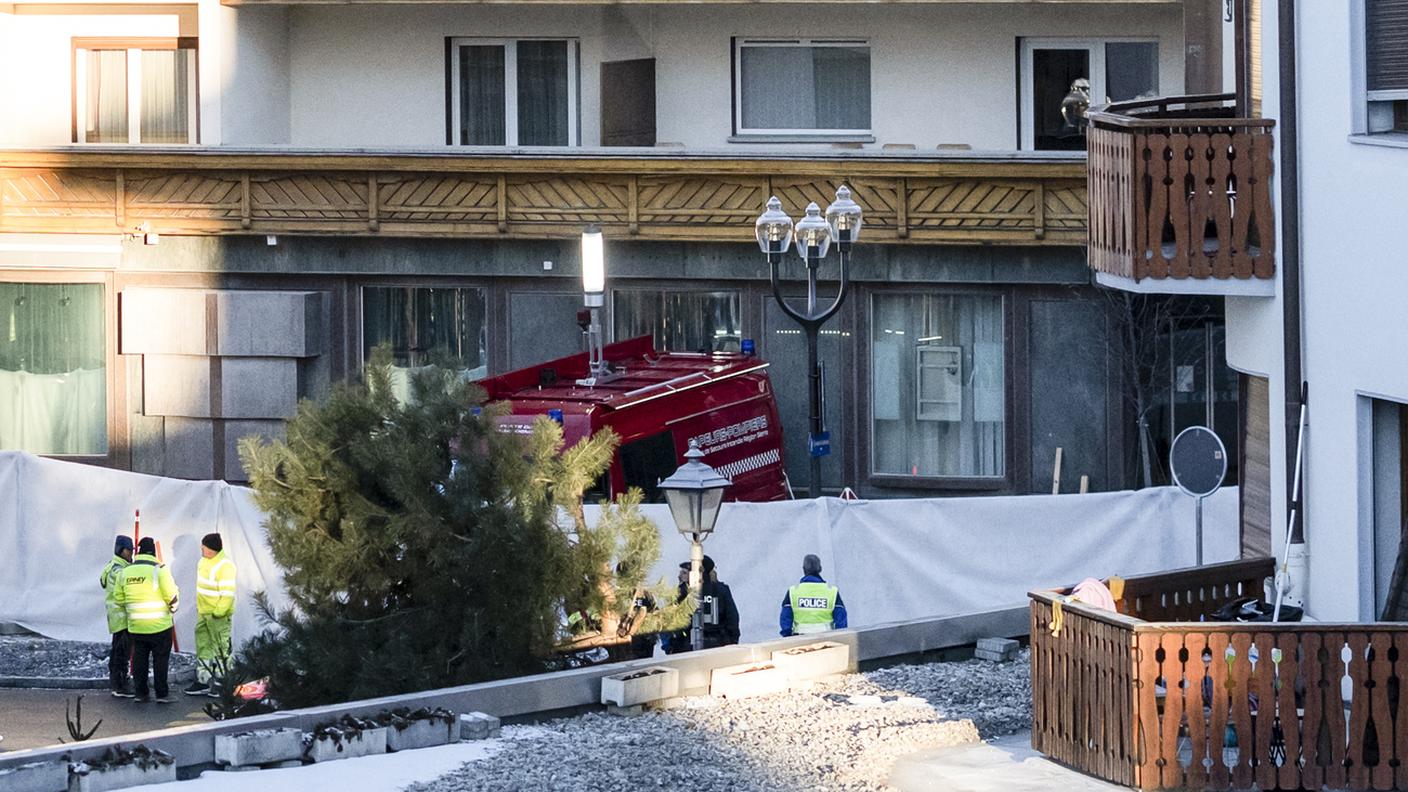 L'area vicina al bar Le Constellation di Crans-Montana il giorno dopo l'incendio