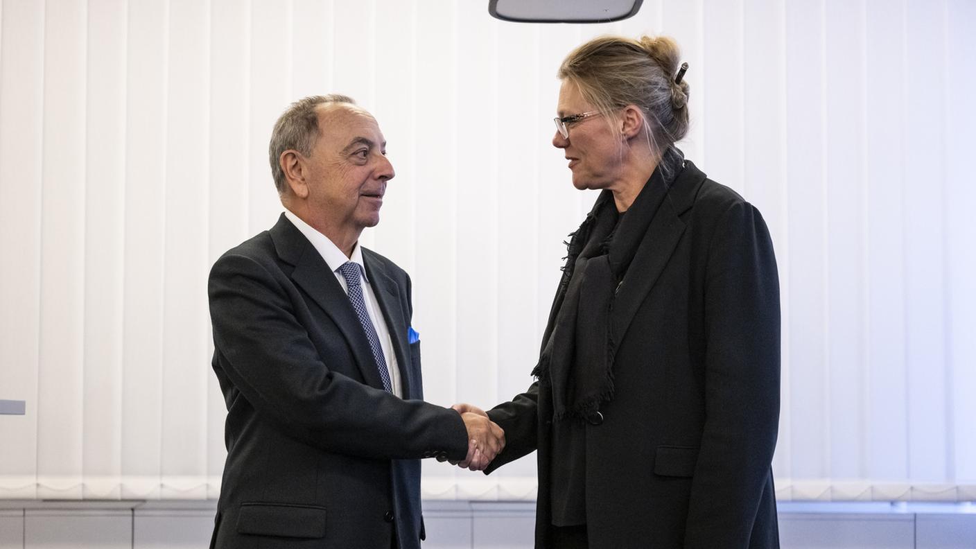 Beatrice Pilloud e Francesco Lo Voi si stringono la mano davanti ai media