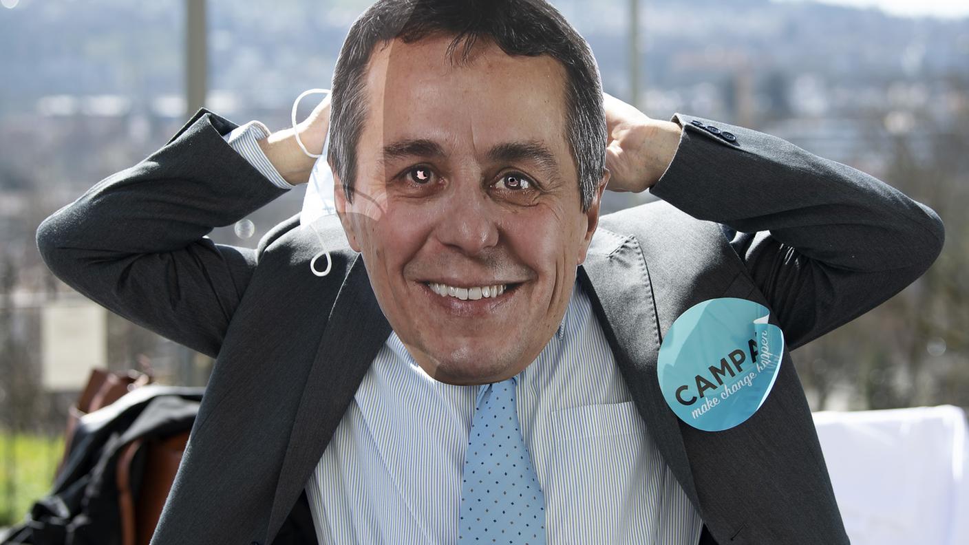 Un dimostrante, in margine alla consegna della petizione, con una maschera ritraente il volto del ministro degli esteri