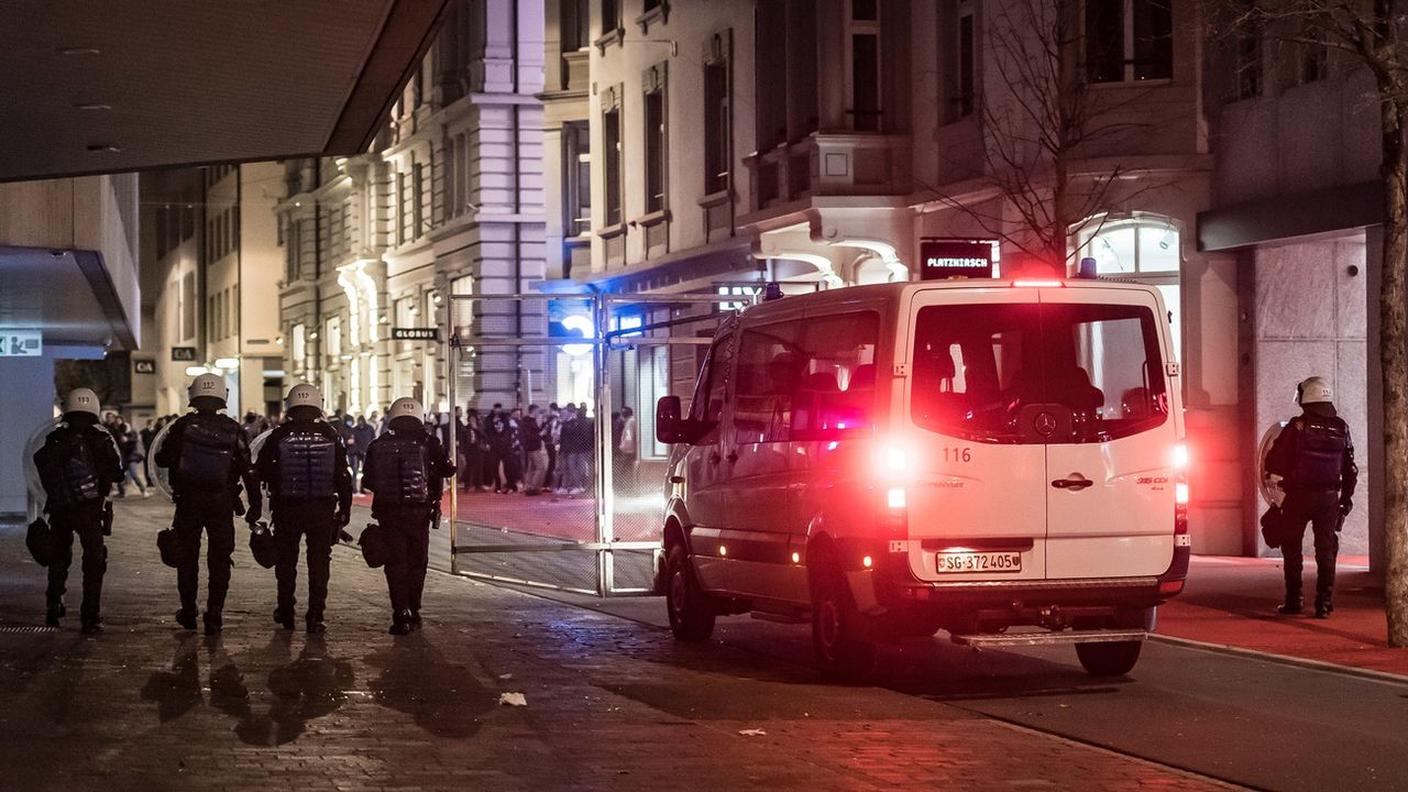 Nella notte fra venerdì e sabato, la polizia era stata attaccata da un gruppo di violenti