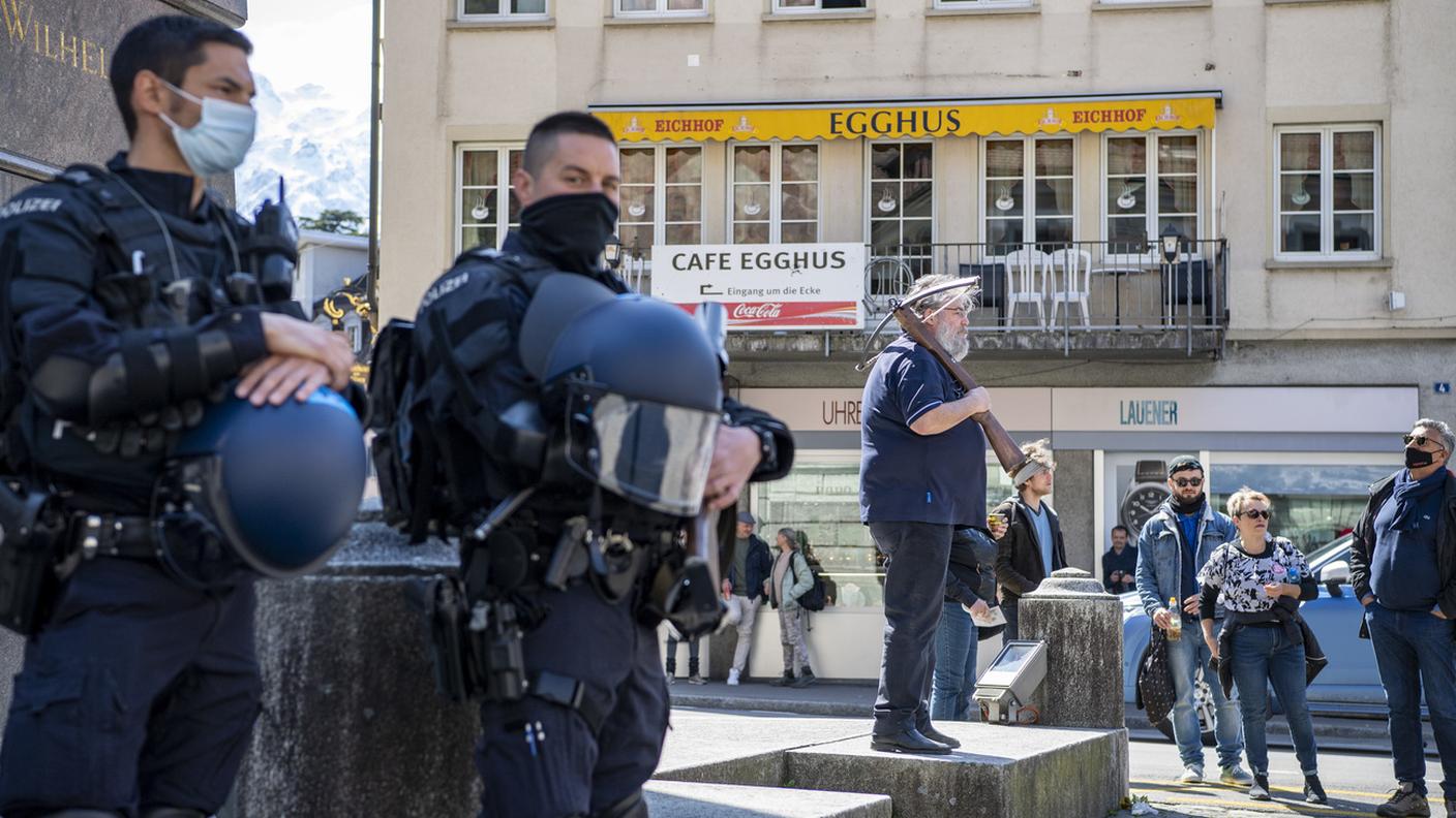 Agenti schierati al monumento di Guglielmo Tell a Altdorf