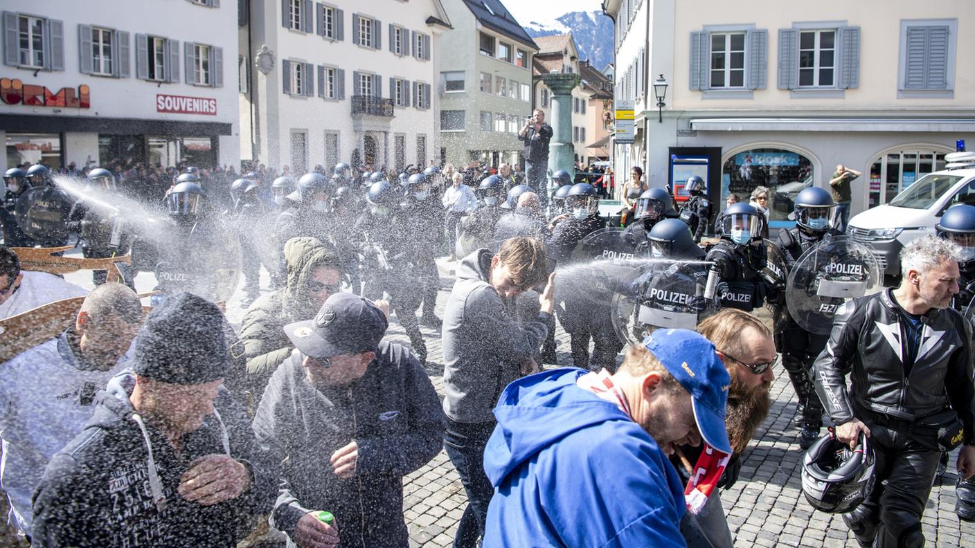 Gli agenti hanno usato lo spray urticante per disperdere i presenti