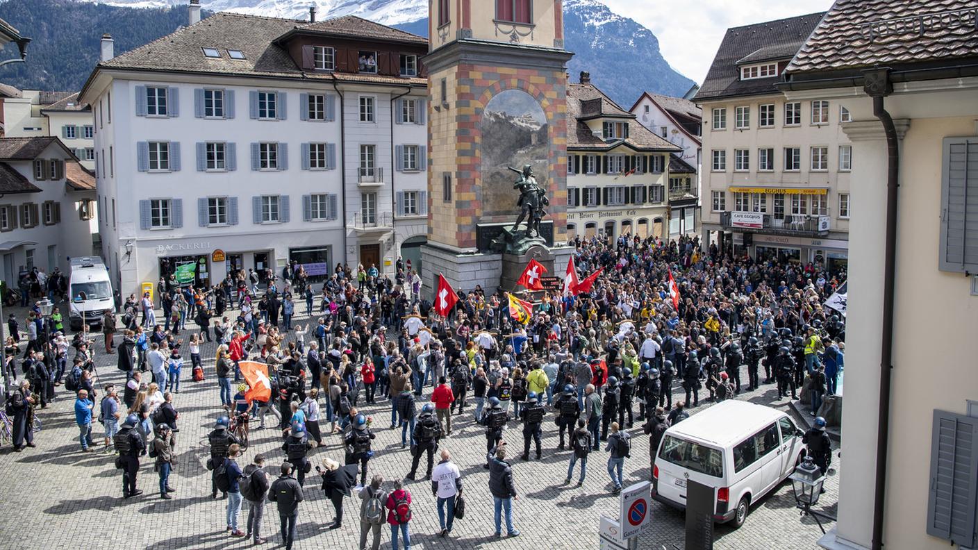 I manifestanti riuniti in piazza ad Altdorf