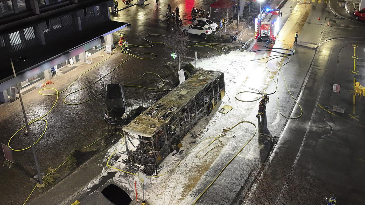 Il bus bruciato