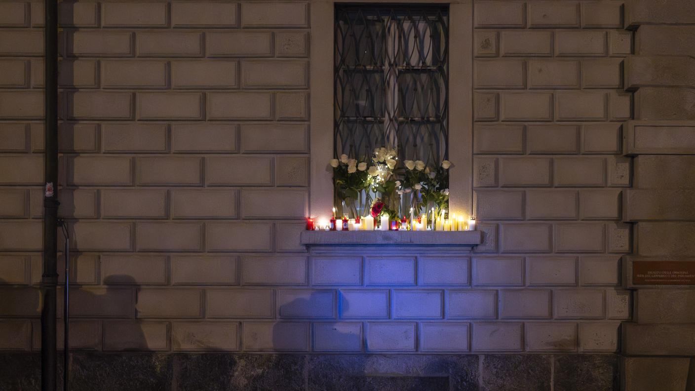 Lumi accesi a Bellinzona in occasione della Giornata nazionale di lutto per l'incendio di Crans-Montana. 9 gennaio 2026.