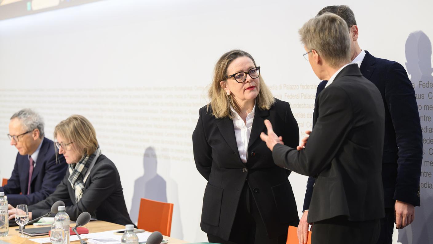 In primo piano la consigliera di Stato Heidi Z'graggen (Centro-UR), presidente della Commissione delle istituzioni politiche, all'incontro con gli esperti