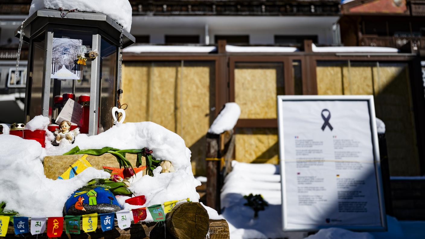 Tre mesi dopo la tragedia, la neve copre l'entrata del bar "Le Constellation" 