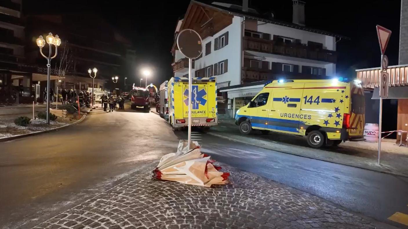 L'intervento dei soccorritori nella notte dell'incendio