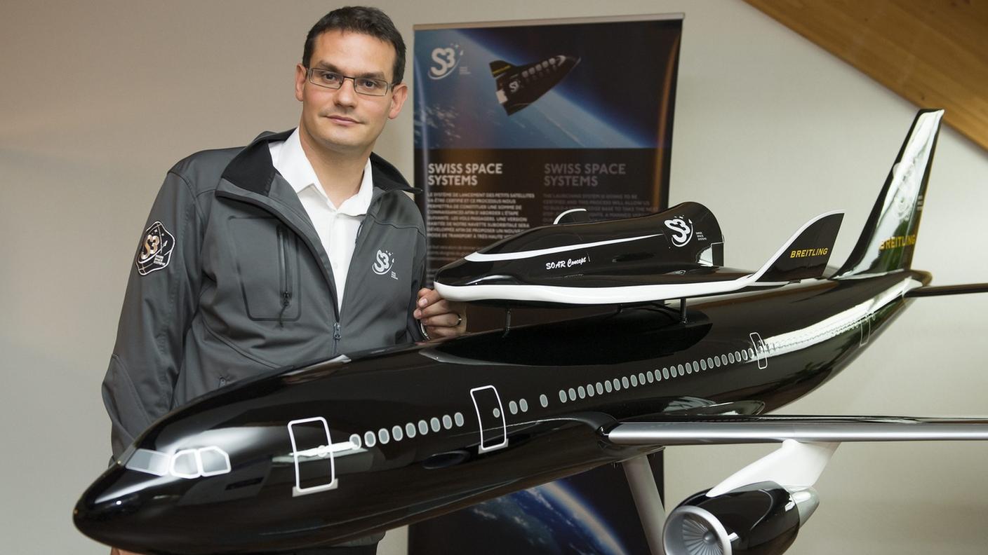 Pascal Jaussi con il modello del suo velivolo spaziale durante una conferenza stampa nel 2013 per la presentazione del partenariato con il Politecnico di Losanna per il progetto CleanSpace One