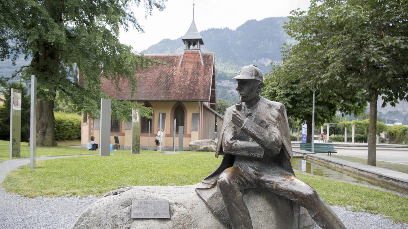 La scultura dedicata a Sherlock Holmes a Meiringen, realizzata nel 1988 da un membro della Sherlock Holmes Society of London