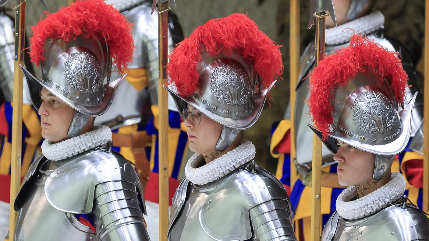 Le guardie svizzere si schierano durante la cerimonia di giuramento, Città del Vaticano, 6 maggio 2026.