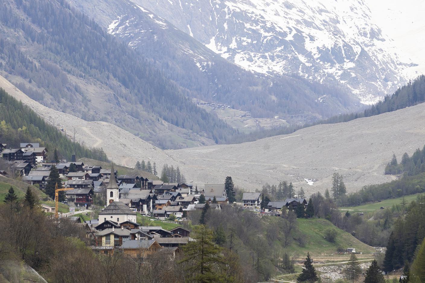 I detriti adiacenti al villaggio di Blatten, fotografato durante il primo colpo di piccone per la ricostruzione della strada cantonale. 28 aprile 2026.