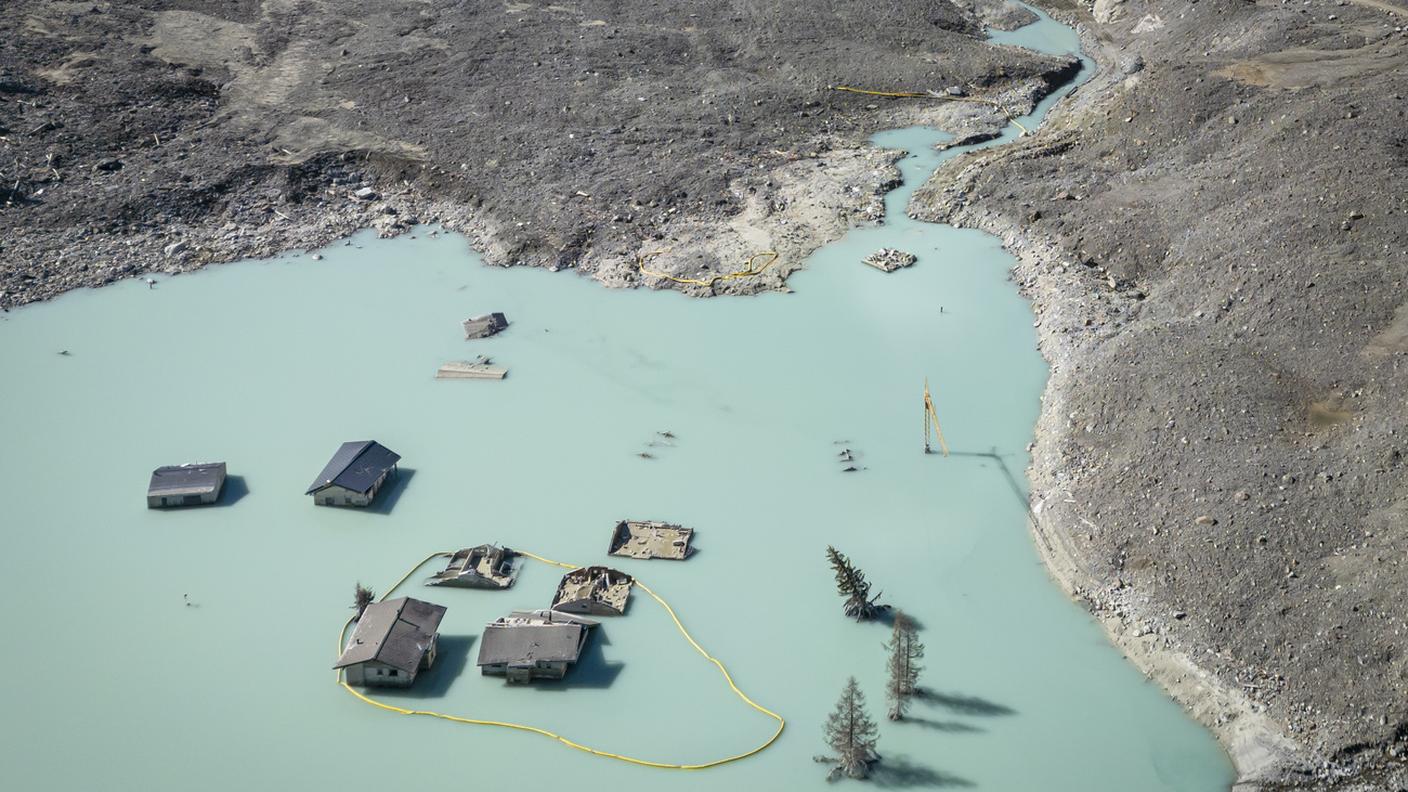 Una veduta aerea mostra la frana e il villaggio distrutto, quattro mesi dopo il disastro. 30 settembre 2025.