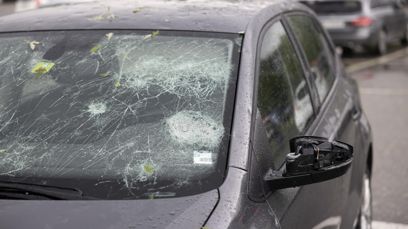 Un'auto danneggiata dalla grandine ieri a Bulle (FR)