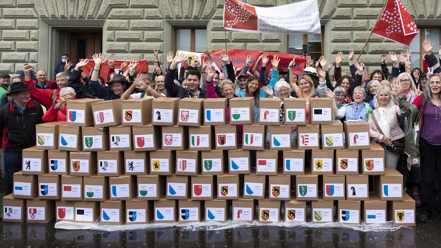 Tradizionale consegna delle sottoscrizioni a Berna