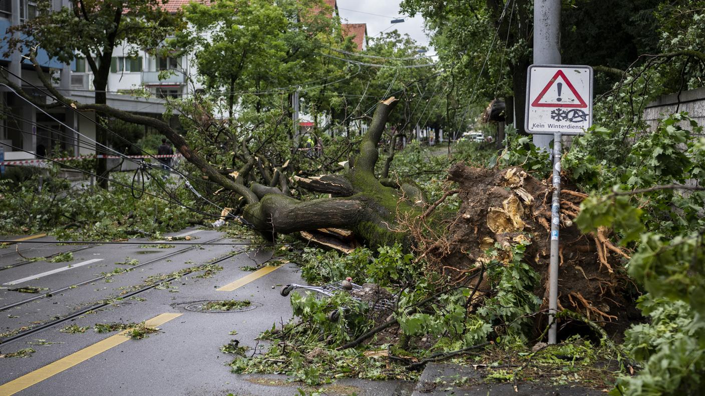 Molte le strade bloccate martedì mattina