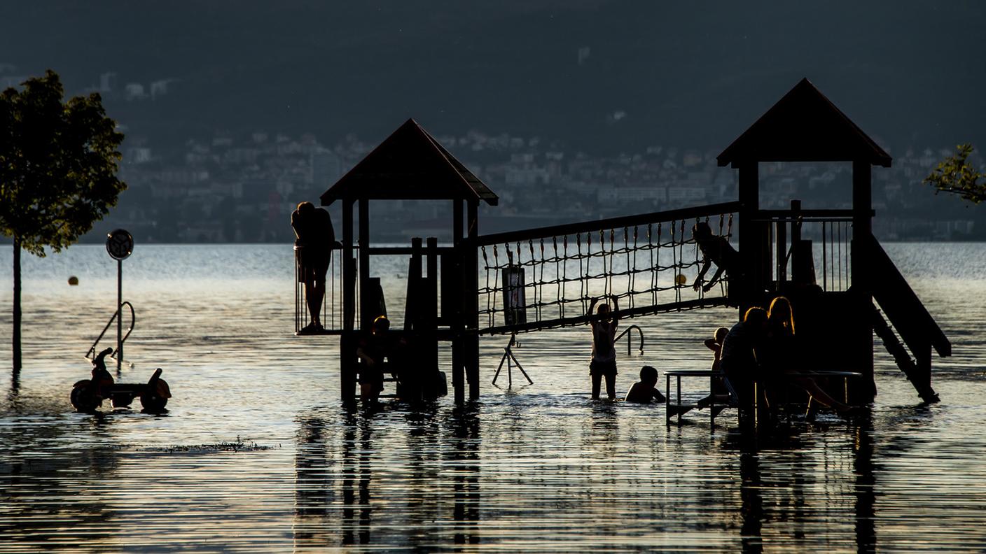 A qualcuno l'acqua alta non dispiace. Qui un parco giochi inondato a Cudrefin, sul lago di Neuchâtel