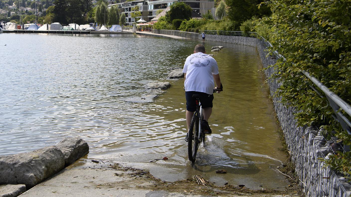 Il livello dei laghi di Bienne, Morat e Neuchatel si abbassa piano e resterà elevato per giorni