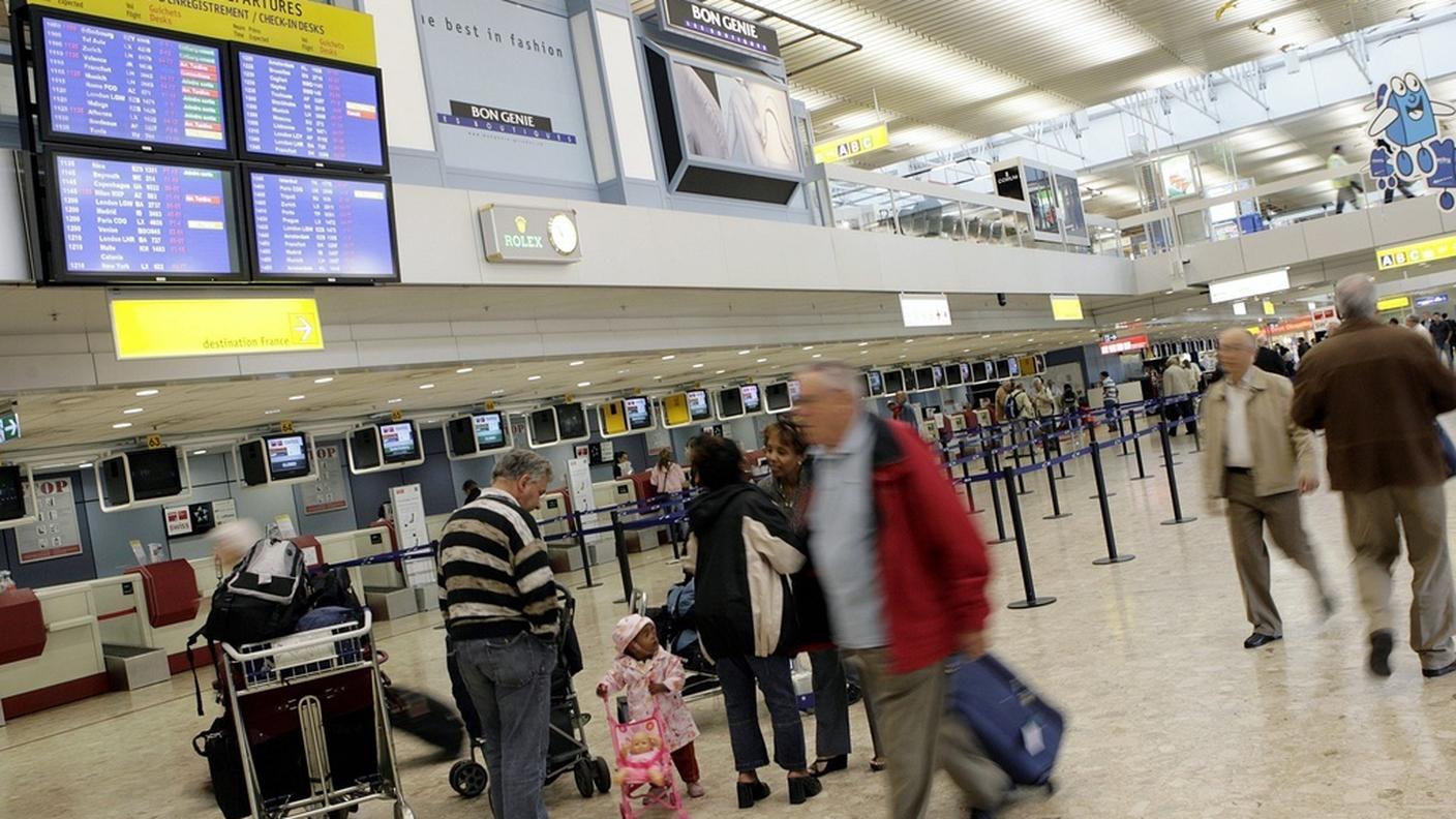Un'immagine dell'area check-in dell'aeroporto di Cointrin