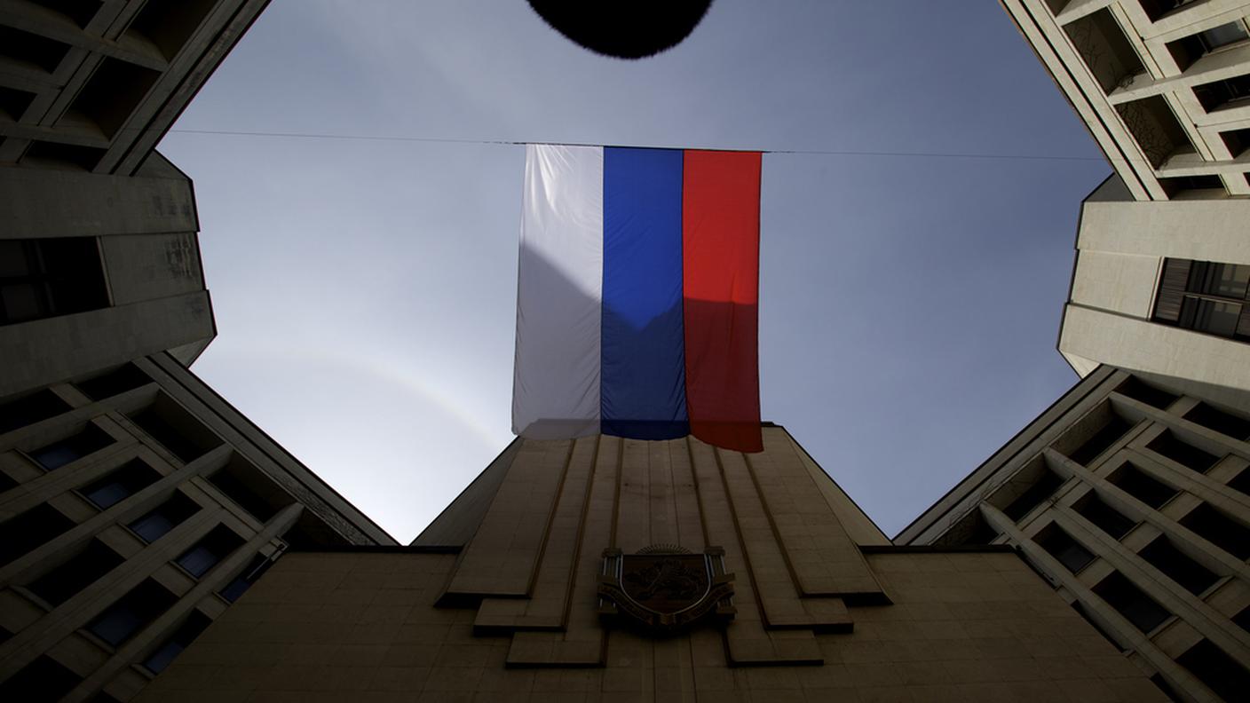 Bandiera russa al parlamento di Sinferopoli, capitale della Crimea