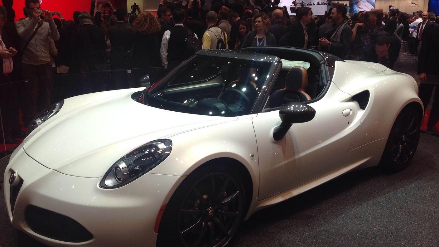 La linea anteriore dell'Alfa Romeo 4C spyder...