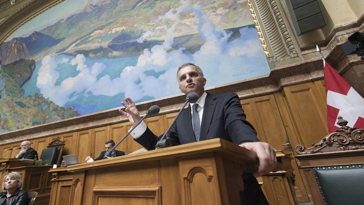 "Non restiamo con le braccia conserte", si è difeso in aula Didier Burkhalter
