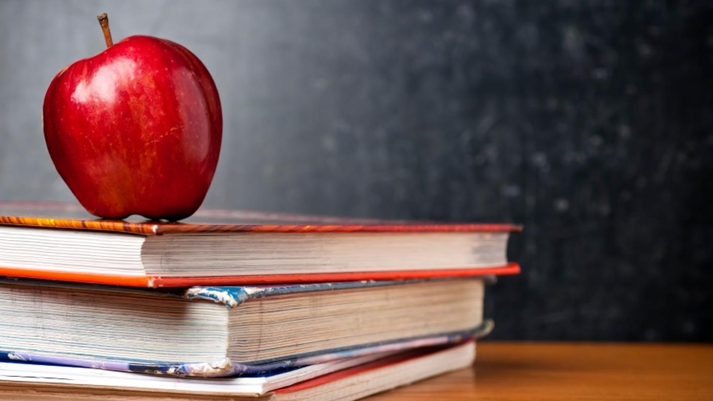 iStock_scuola_libri_insegnamento_lavagna_mela.jpg