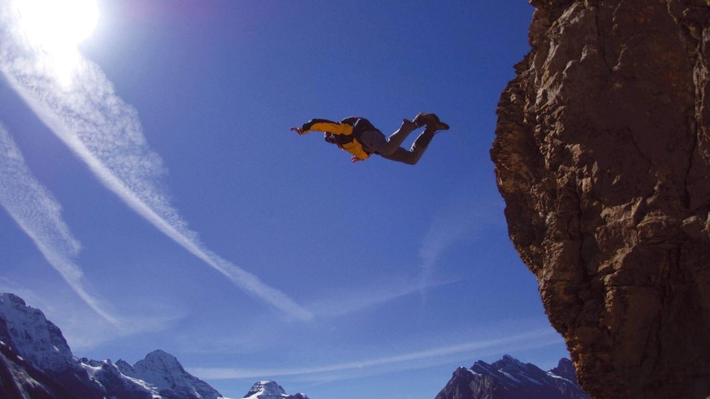 Un base jumper in azione (foto d'archivio)