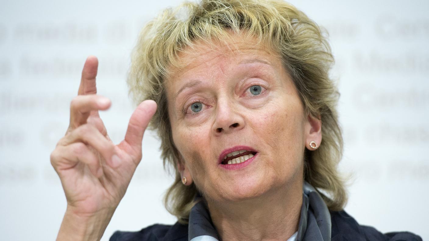 La responsabile delle finanze Widmer-Schlumpf mentre presenta la proposta del Governo