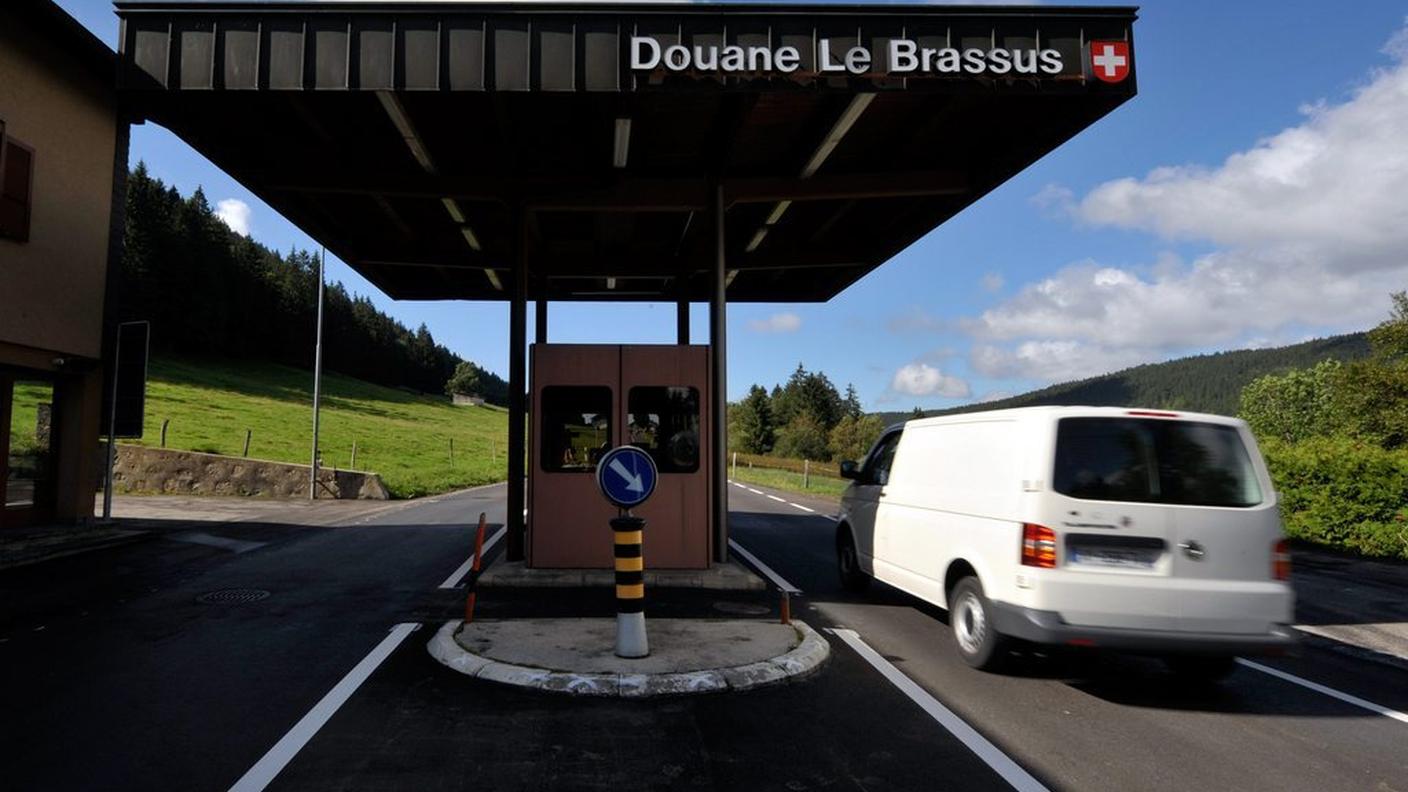 Un valico doganale tra il canton Vaud e la Francia