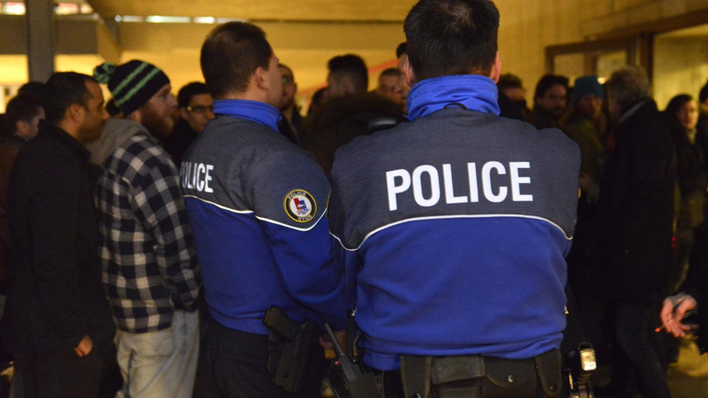 Poliziotti all'ingresso del "Théâtre de Marens" di Nyon, prima del discusso show