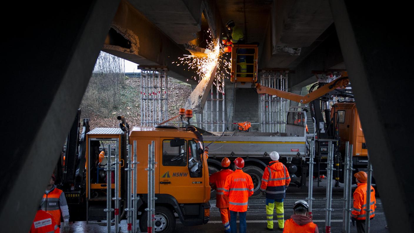 Specialisti al lavoro per consolidare la struttura