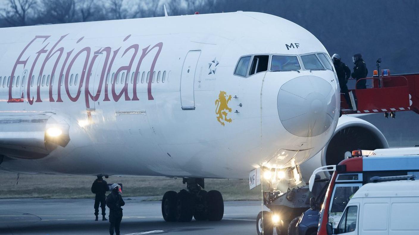 Le fasi dei soccorsi all'aereo di Ethiopian Airlines dirottato lunedì a Cointrin