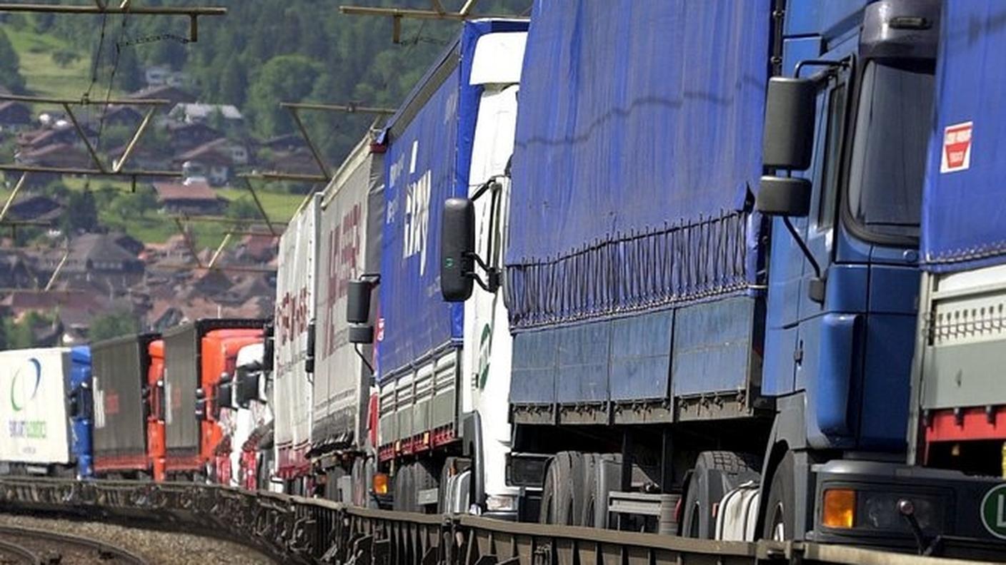 Rola camion rotaia ky 2.JPG