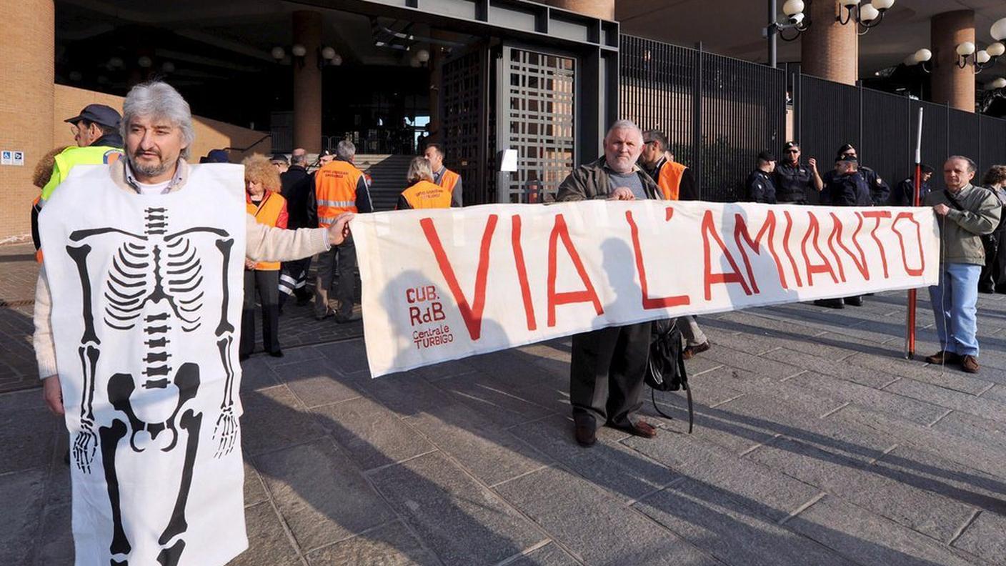 Protesta a Torino contro la svizzera Eternit