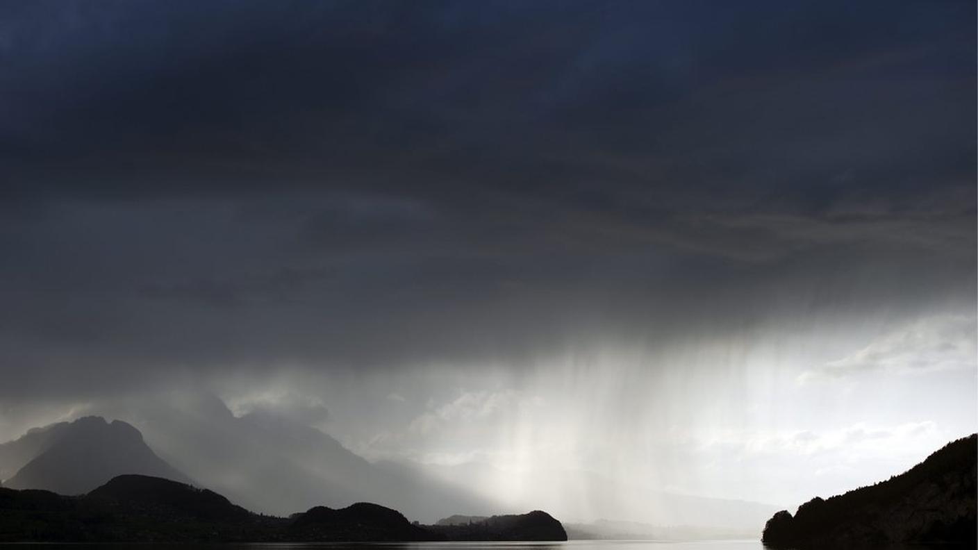Un'immagine del lago di Thun in una giornata di maltempo