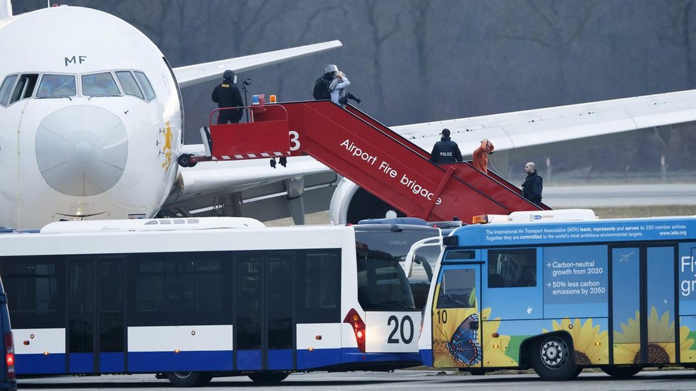 aereo ethiopian dirottato ky 04 140217.JPG