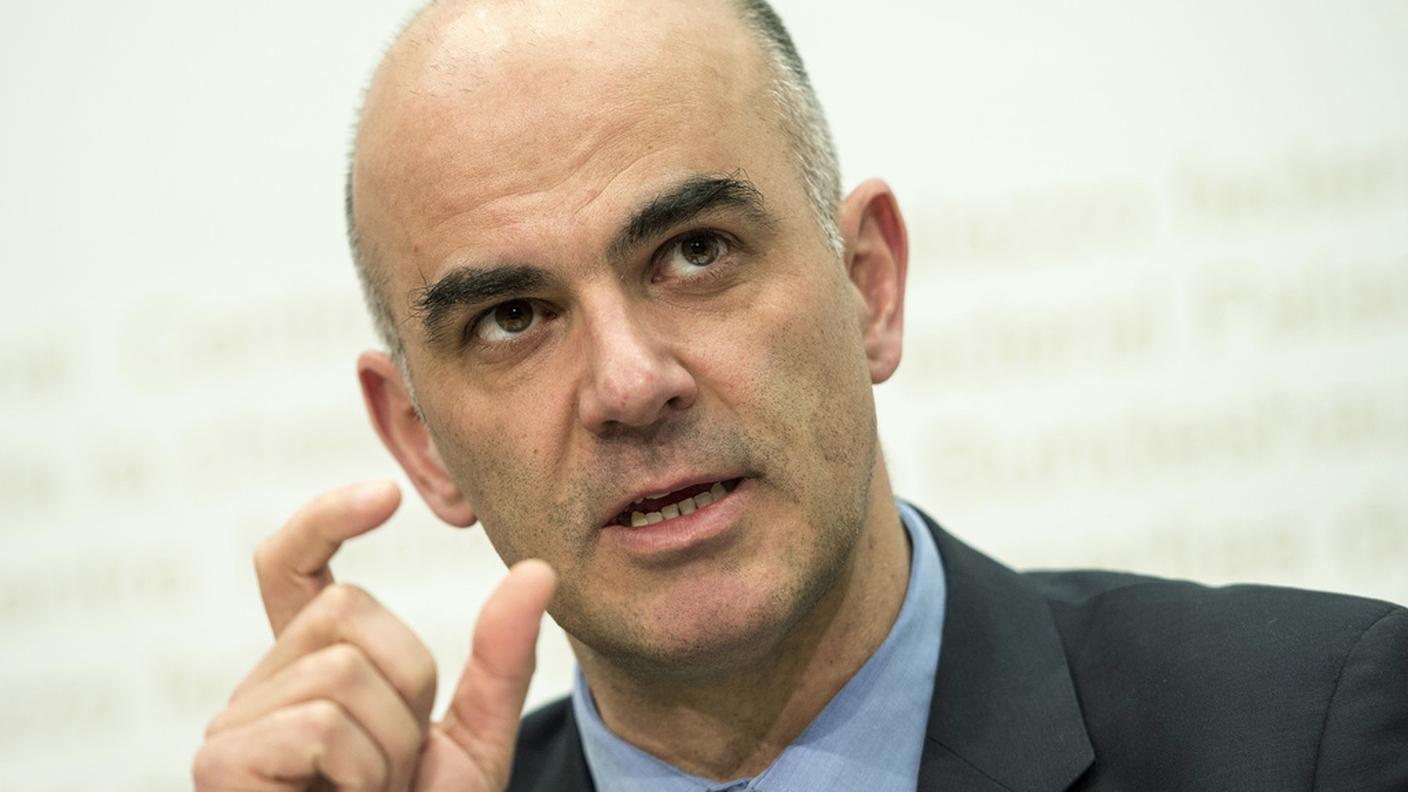 Il ministro della sanità, durante il suo incontro con i media