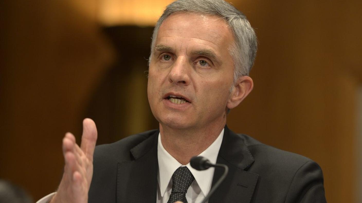 "Credo che non si debba sopravvalutare l'importanza di queste audizioni. Ma in generale, in materia di collaborazione in ambito fiscale, devo constatare che sono quasi cinque anni che attendiamo che il Senato degli Stati Uniti approvi l'accordo di doppia imposizione", ha dichiarato Didier Burkhaler a Washington in margine al suo incontro ufficiale con il vicepresidente degli Stati Uniti, Joe Biden. "Noi auspichiamo di migliorare lo scambio di informazioni, abbiamo fatto dei passi avanti con l'accordo FATCA, abbiamo firmato la dichiarazione comune sul programma unilaterale. In breve, la Svizzera ha fatto dei progressi, ma se non abbiamo potuto avanzare con l'accordo di doppia imposizione è perché è bloccato dal Senato", ha aggiunto il presidente della Confederazione.