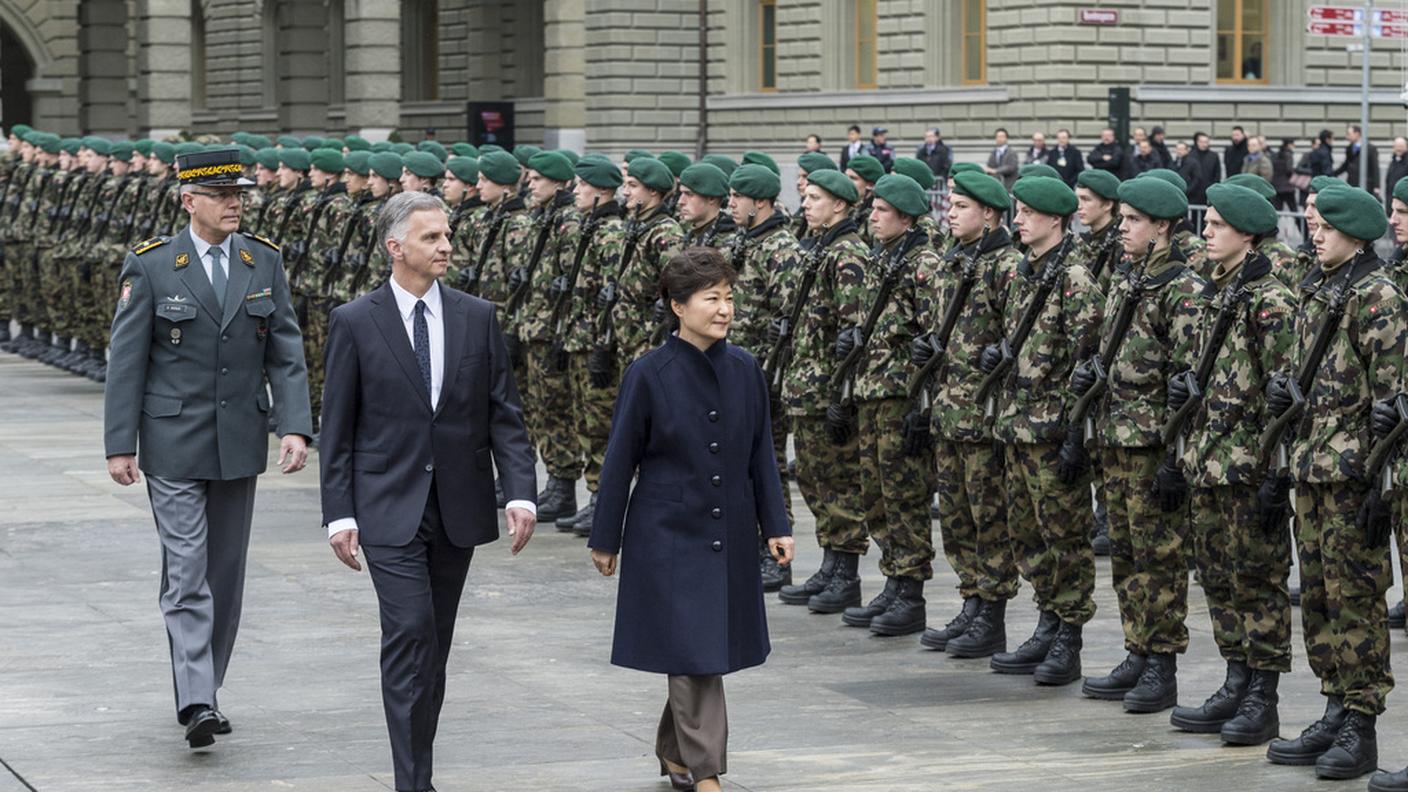 La presidente sudcoreana è stata accolta con gli onori militari