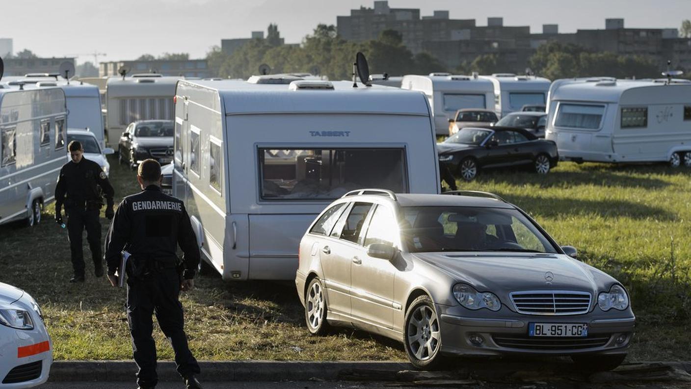 L'allontanamento di una caravana da un terreno agricolo, nel canton Vaud nel 2012