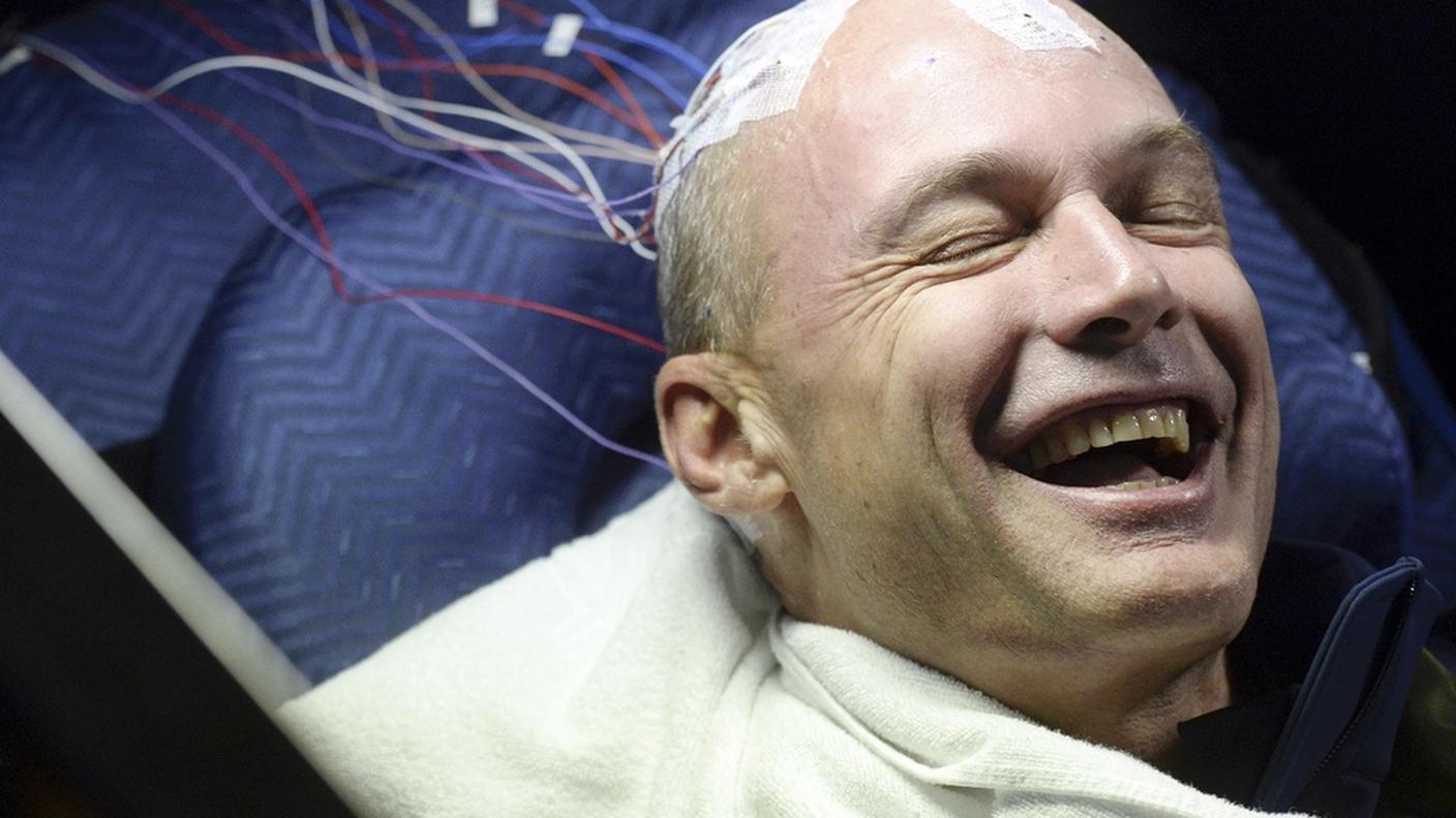 Bertrand Piccard ha tutte le ragioni per sorridere: la sua simulazione di volo di 72 ore si è conclusa con successo