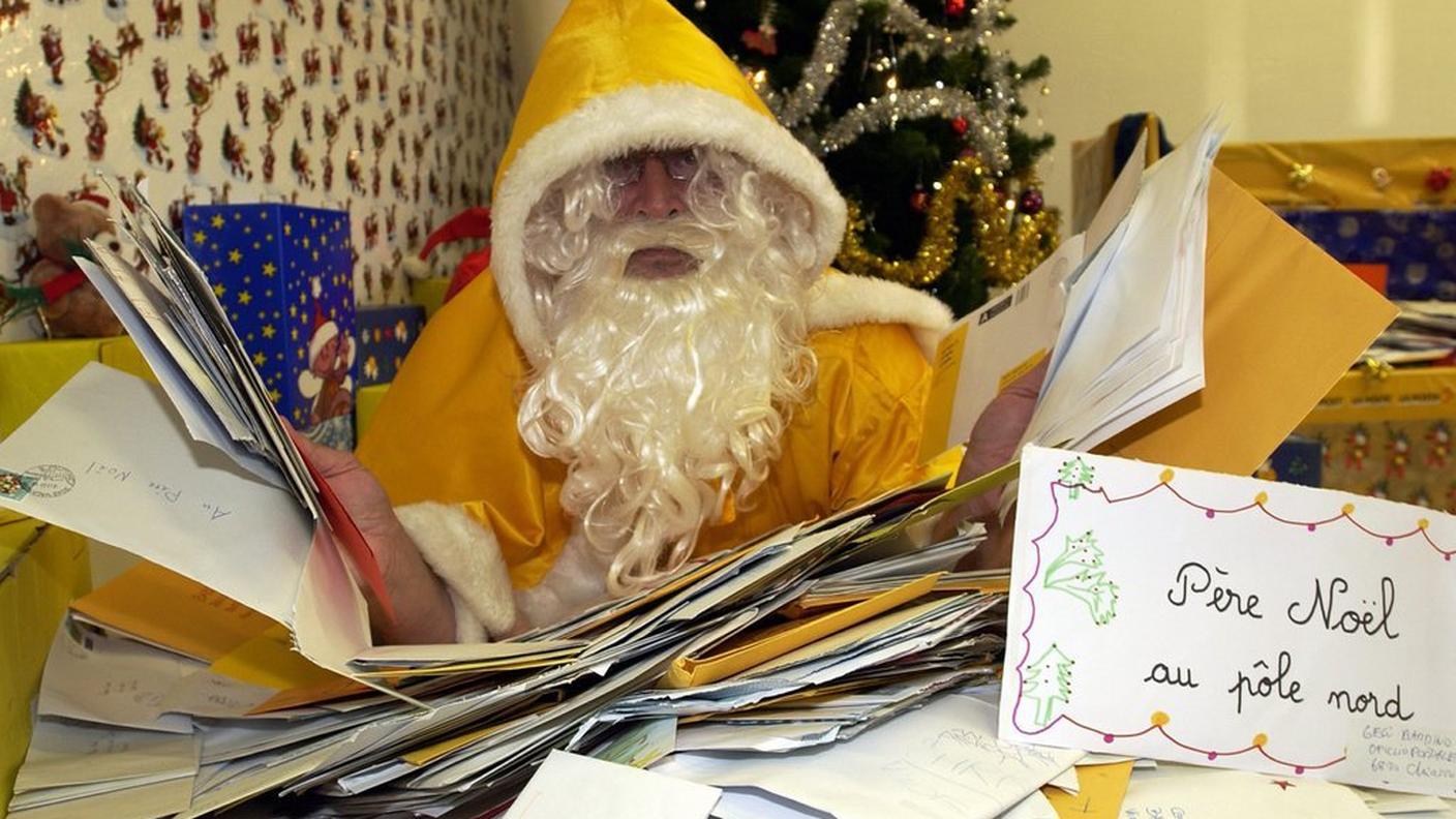 Alla Posta anche Babbo Natale rinuncia al tradizionale vestito rosso
