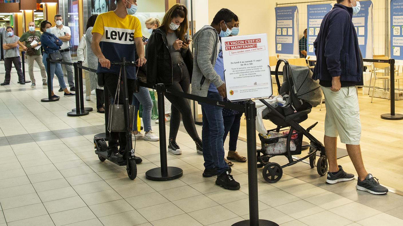 Meyrin: in fila al centro commerciale per essere vaccinati