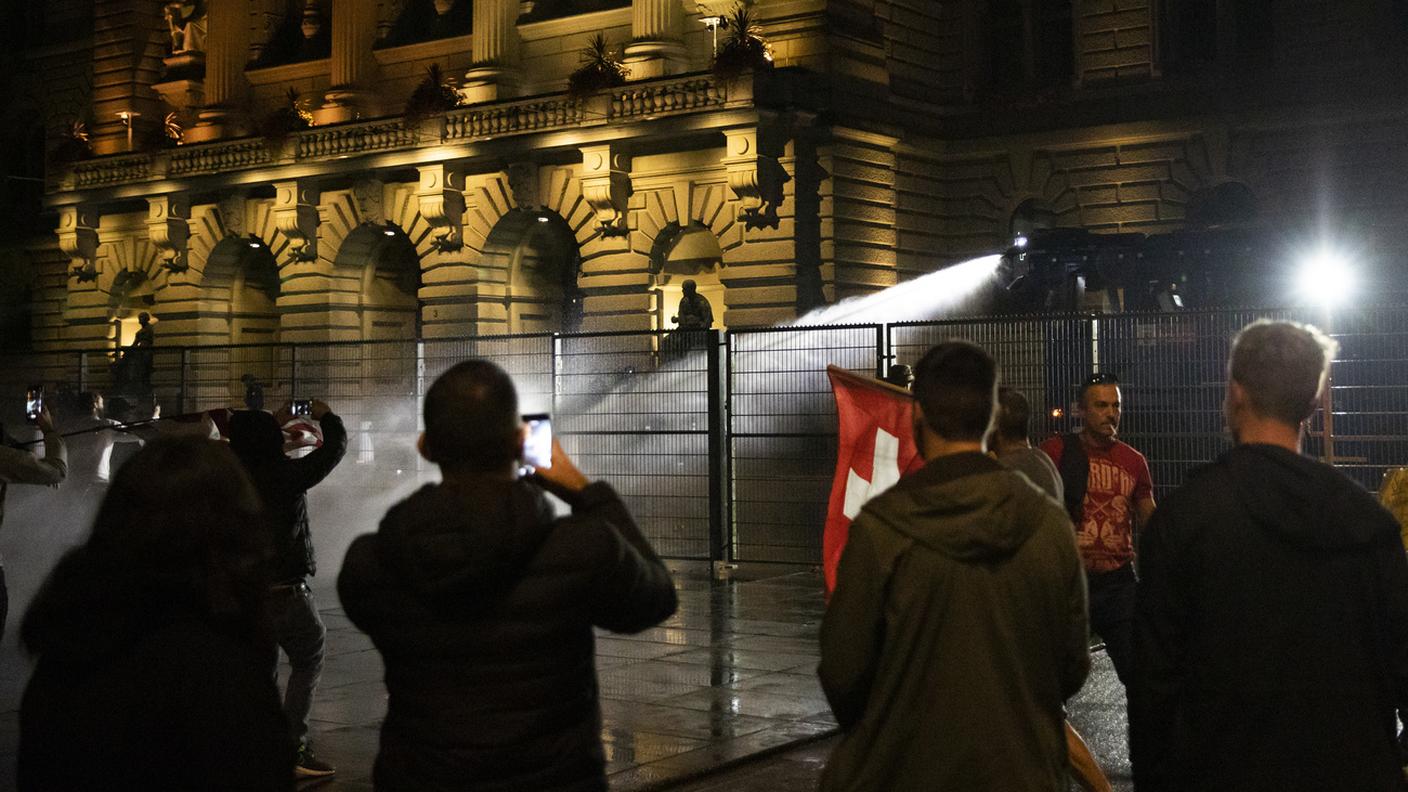 Alcuni dimostranti hanno sparato petardi e lanciato oggetti contro il Palazzo federale. la polizia ha reagito, facendo ricorso ai cannoni ad acqua
