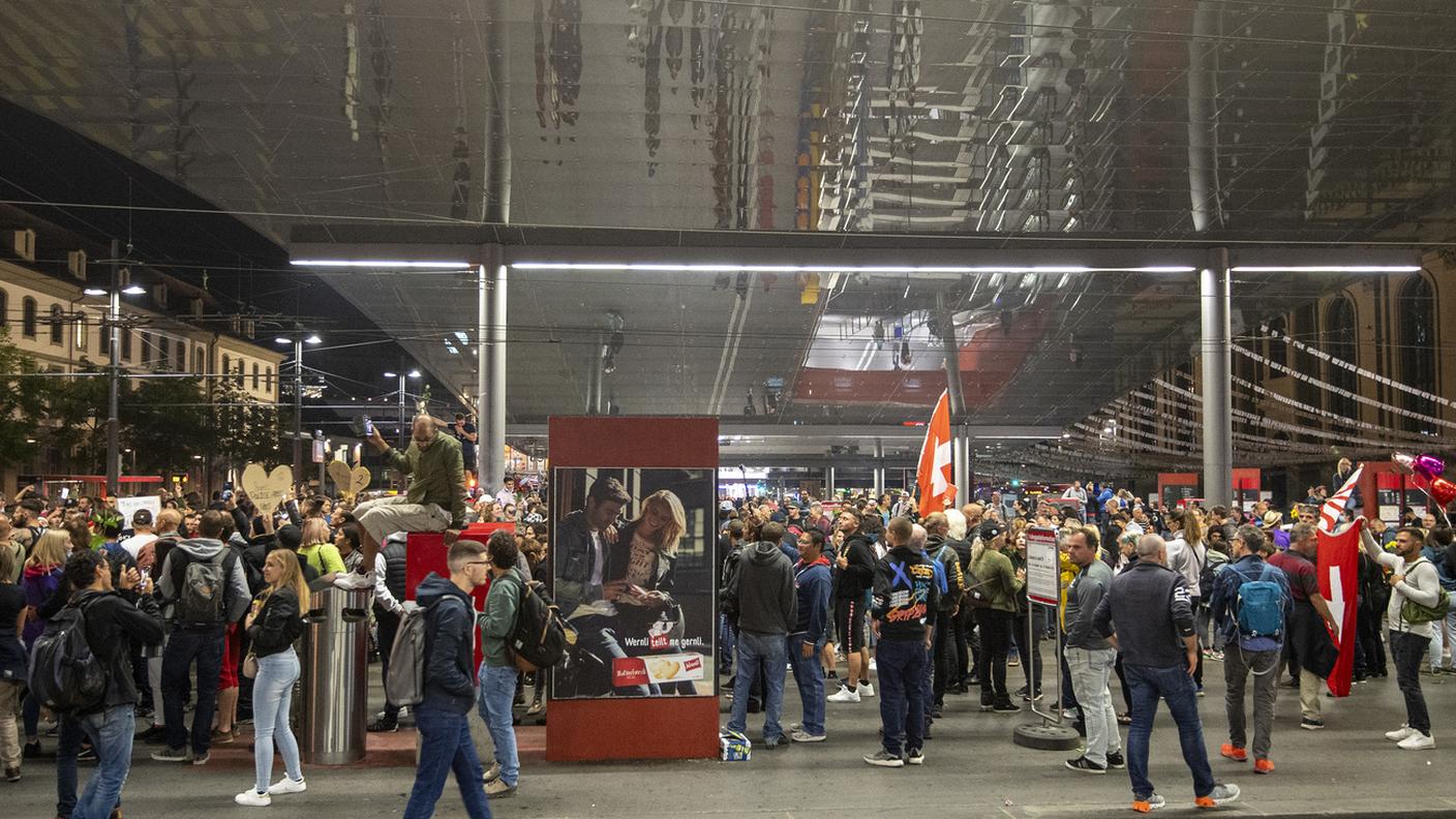 Manifestanti radunati nei pressi della stazione