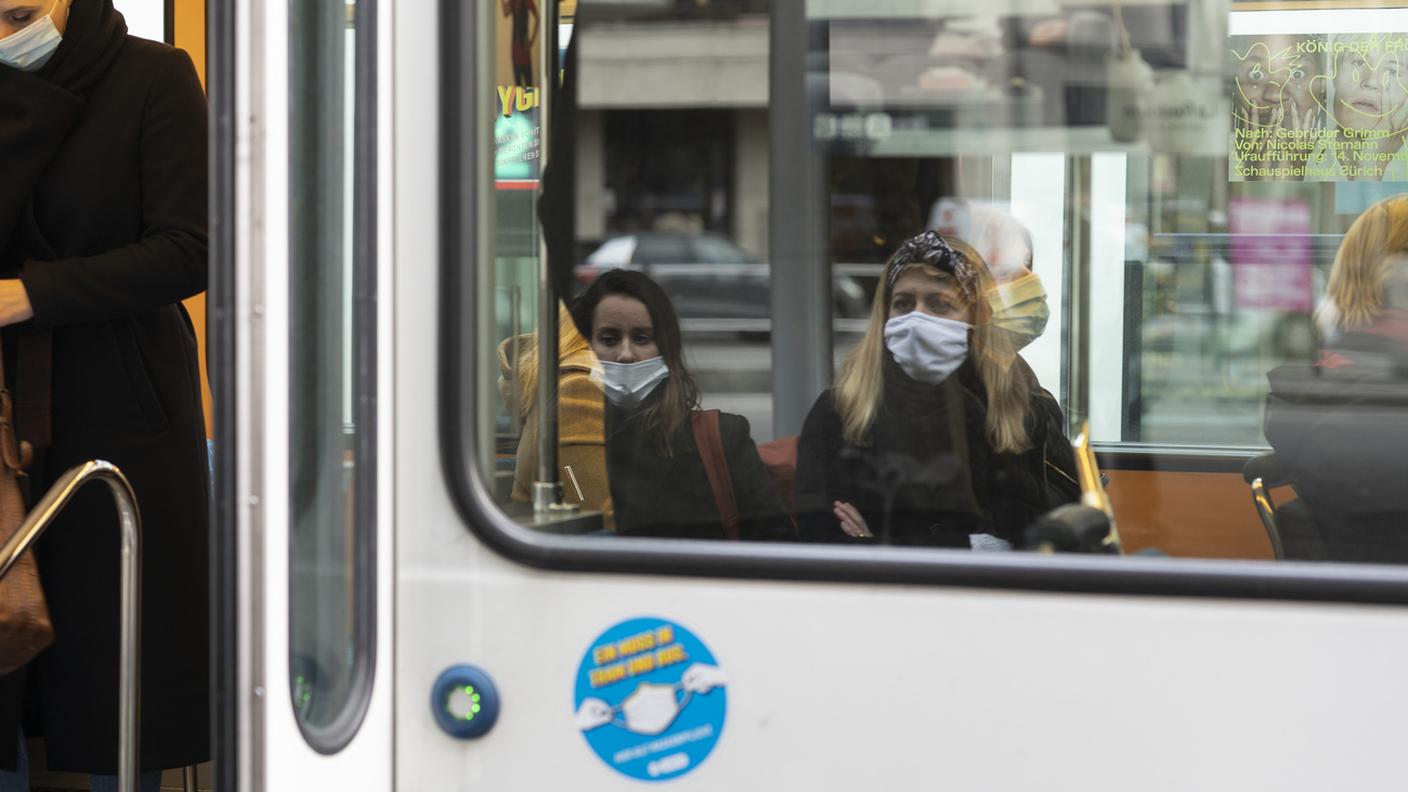 Meno auto, ma soprattutto meno bus, treno e tram